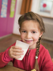 Mädchen (4-7) trinkt Milch, lächelnd, Porträt, Nahaufnahme - WESTF04550
