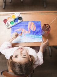 Mädchen malt mit Wasserfarben - WESTF04543