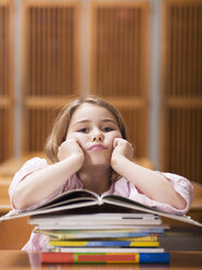 Mädchen (4-7) am Schreibtisch sitzend, auf einen Bücherstapel gestützt, Porträt - WESTF04536