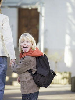 Mother bringing boy to school - WESTF04527