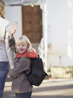 Mother bringing boy to school - WESTF04526