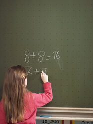 Mädchen (4-7) schreibt an Tafel, Rückansicht - WESTF04517