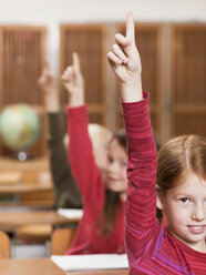 Mädchen (4-7) im Klassenzimmer, Hände heben, Nahaufnahme - WESTF04503