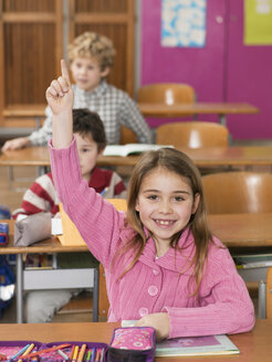 Kinder (4-7) im Klassenzimmer, Mädchen lächelt und hebt die Hand - WESTF04499
