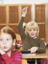 Junge (4-7) hebt die Hand im Klassenzimmer - WESTF04498