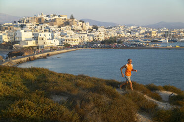 Griechenland, Naxos, Joggen an der Küste - MRF00856