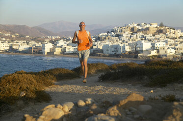 Griechenland, Naxos, Joggen an der Küste - MRF00855