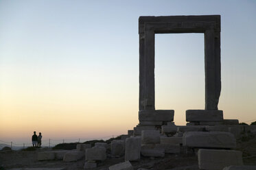 Griechenland, Naxos, Apollo-Tempel mit Sonnenuntergang - MRF00832