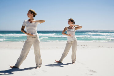 Zwei Frauen üben Yoga am Strand - WESTF04976