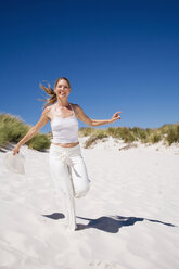 Frau läuft am Strand - WESTF04938