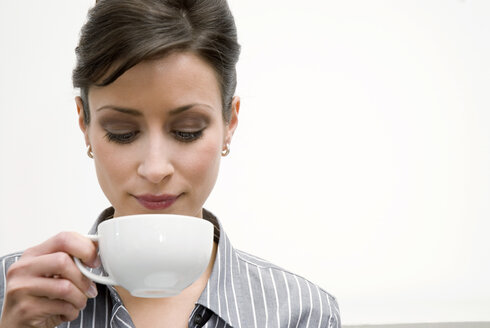 Geschäftsfrau trinkt Tee, Nahaufnahme - WESTF04685