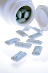 Tabletten im Plastikbehälter, Nahaufnahme - 06267CS-U