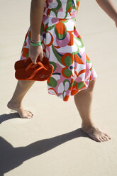 Frau am Strand, mit Gummischuhen - PKF00033