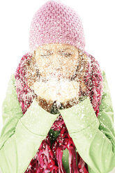 Woman in winter clothing - CLF00341