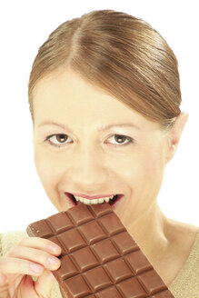 Frau isst Schokolade - CLF00334