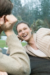 Junge Frau sieht Mann an, der fröhlich lacht - NHF00493