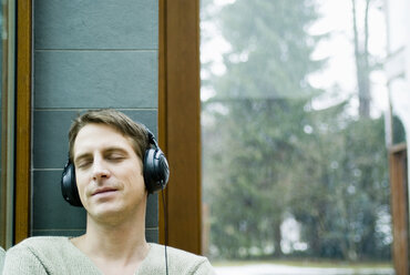 Man with headphones eyes closed - NHF00458