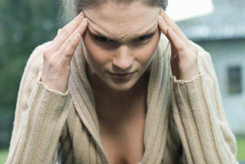 Woman suffering from headaches - NHF00448