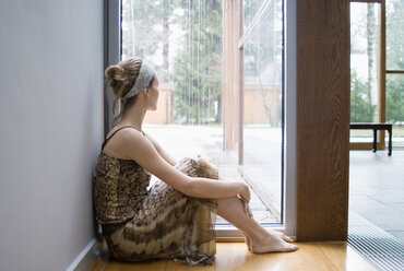 Ballerina sitzt auf dem Boden und schaut aus dem Fenster - NHF00432