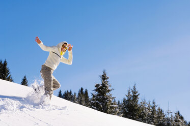 Frau beim Schneeschuhwandern in den Bergen - HHF01306