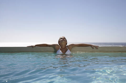 Frau im Schwimmbad, Porträt, lizenzfreies Stockfoto