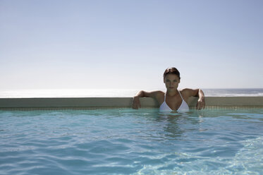 Frau im Schwimmbad, Porträt - WESTF05142