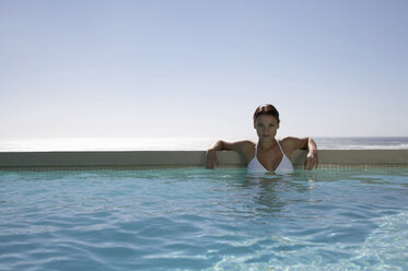 Woman in swimmingpool, portrait - WESTF05142