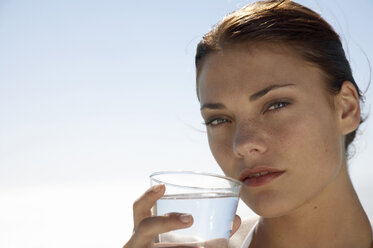 Frau hält ein Glas Wasser - WESTF05134