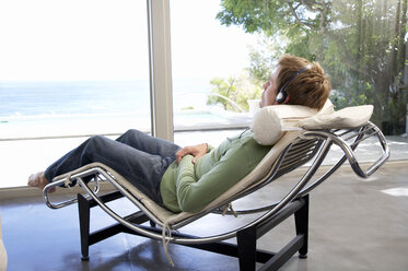 Man wearingbheadphones, relaxing - WESTF05091