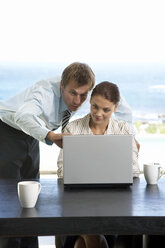 Mann und Frau arbeiten am Laptop - WESTF05076