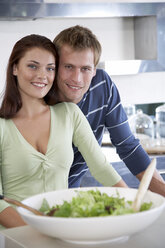 Junges Paar in der Küche mit Salatschüssel - WESTF05068