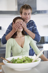 Junges Paar in der Küche mit Salatschüssel - WESTF05067