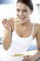 Young woman eating muesli - WESTF05046