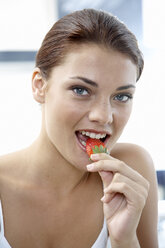 Young woman eatung strawberry - WESTF05033