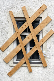 Mit Holzbrettern zugenageltes Fenster - 00251LR-U
