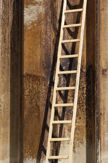Ladder leaning against wall - 00247LR-U
