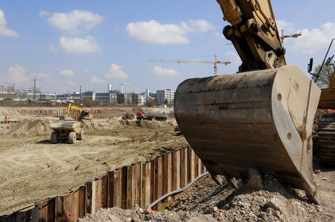 Baustelle und Baggerschaufel, lizenzfreies Stockfoto