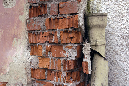 Damaged brick wall - 00236LR-U