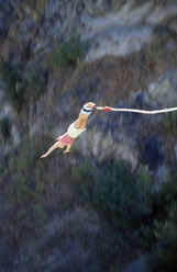 Junge Frau beim Bungee-Springen - GNF00875