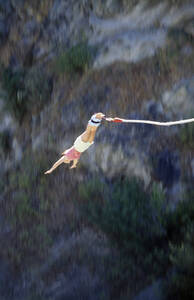 Junge Frau beim Bungee-Springen - GNF00875