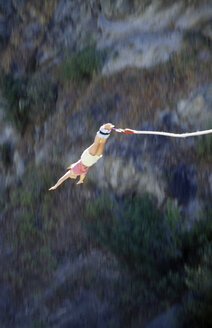 Young woman bungee jumping - GNF00875
