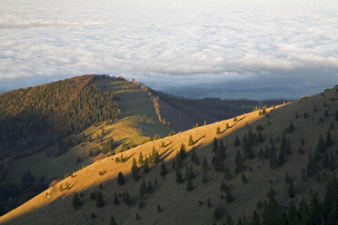 Germany, Bavaria, Chiemgau Alps, mountain scenery with cloud layer - FOF00164