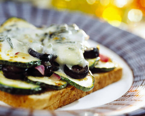 Toast mit Zucchini und Käse, lizenzfreies Stockfoto