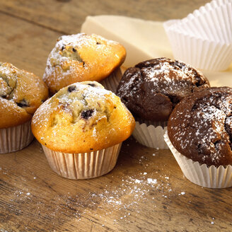 Muffins mit Schokolade und Blaubeeren - CHKF00417