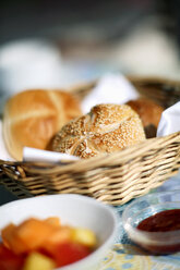 Weizenbrötchen im Brotkorb - CHKF00343