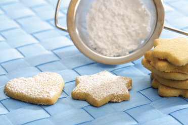 Shortcrust biscuits with icing sugar - 06587CS-U