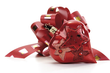 Rotes Geschenkband mit herzförmigem Christbaumschmuck - 06661CS-U