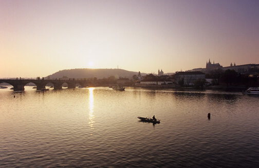 Tschechoslowakei, Prag, Fluss Vitava, Karlsbrücke mit Sonnenuntergangslicht - MSF02052