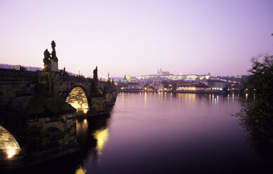 Tschechoslowakei, Prag, Fluss Vitava, Karlsbrücke mit Sonnenuntergangslicht - MSF02051