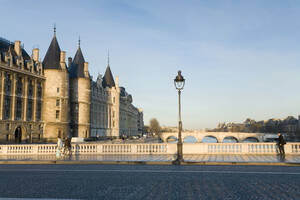 Frankreich, Paris, Pont au Change mit Palais de Justice - MSF02030